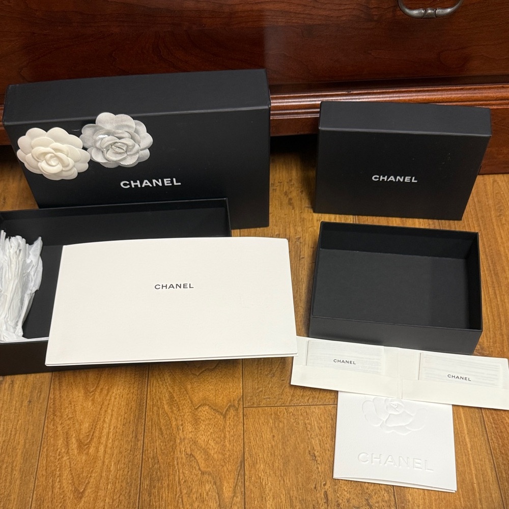 CHANEL Black Gift Box Set with White Camellias - Picture 2 of 6